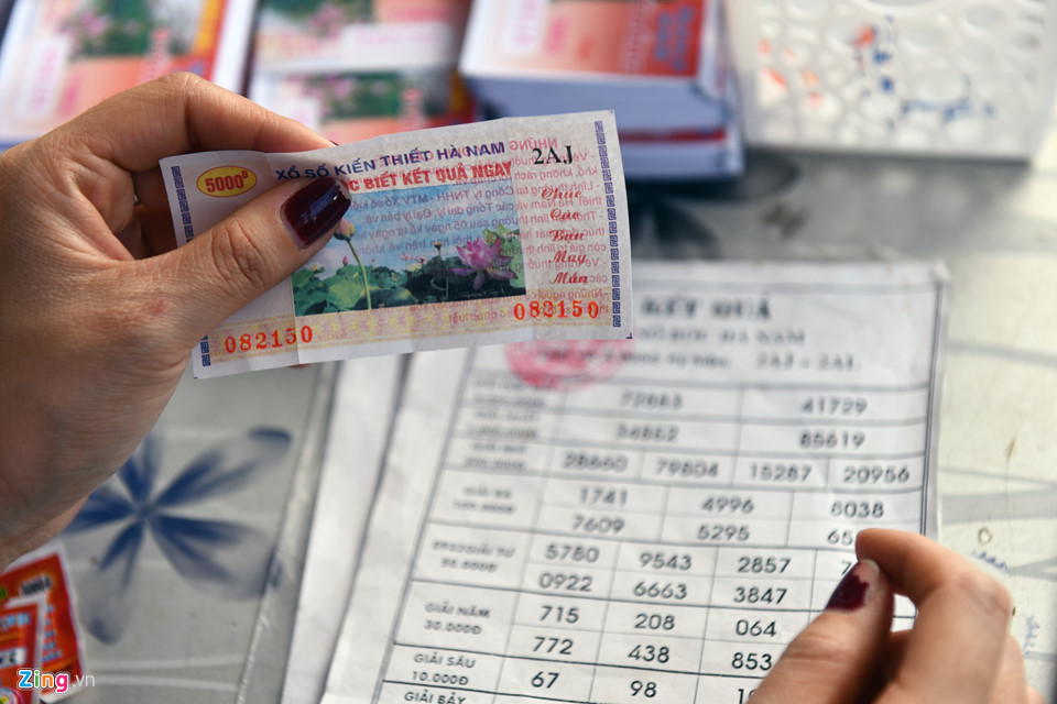 Dân công sở chật cứng phủ Tây Hồ ngày đầu đi làm